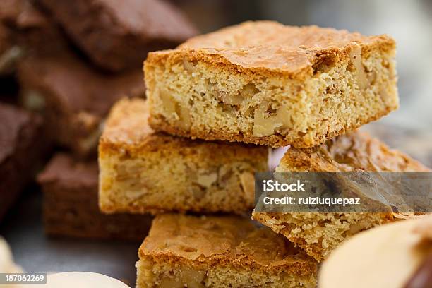 Foto de Biscoito Com Nozes e mais fotos de stock de Amontoamento - Amontoamento, Amêndoa, Assado no Forno