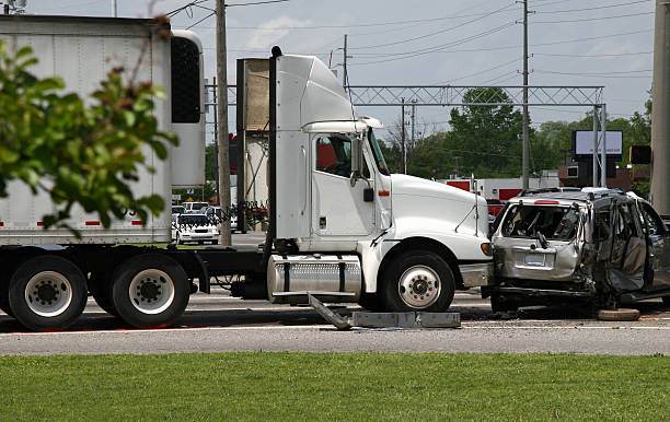 Rear Ended Denne store riggen T-beinet det andre kjøretøyet.  Truck Accident arkivbilder, royaltyfrie bilder og bilder