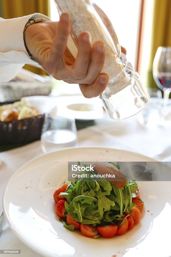 Cameriere che serve Insalata - Foto stock royalty-free di Alimentazione sana