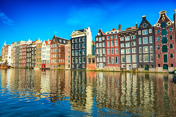 típicas casas holandesas de ámsterdam, en el centro - row house architecture tourism window fotografías e imágenes de stock
