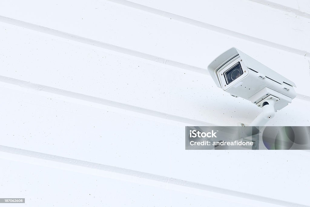 Big Brother câmera de segurança no fundo branco na parede - Foto de stock de Assistindo royalty-free