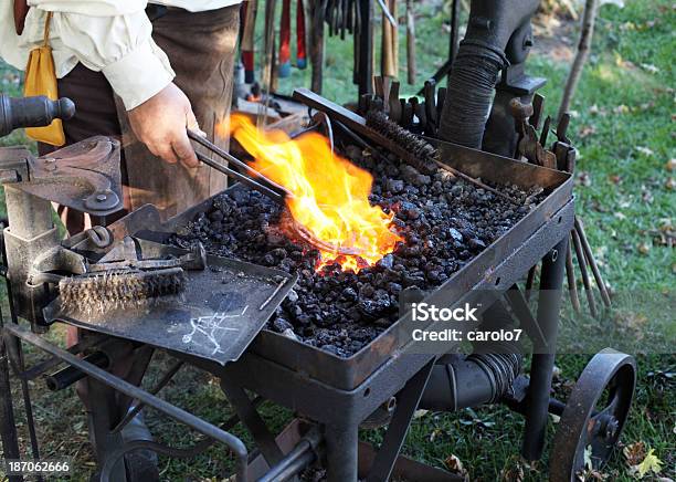 Foto de Ferreiro Usa Os Pegadores Para Realizar Horseshoe De Incêndio e mais fotos de stock de Brasa