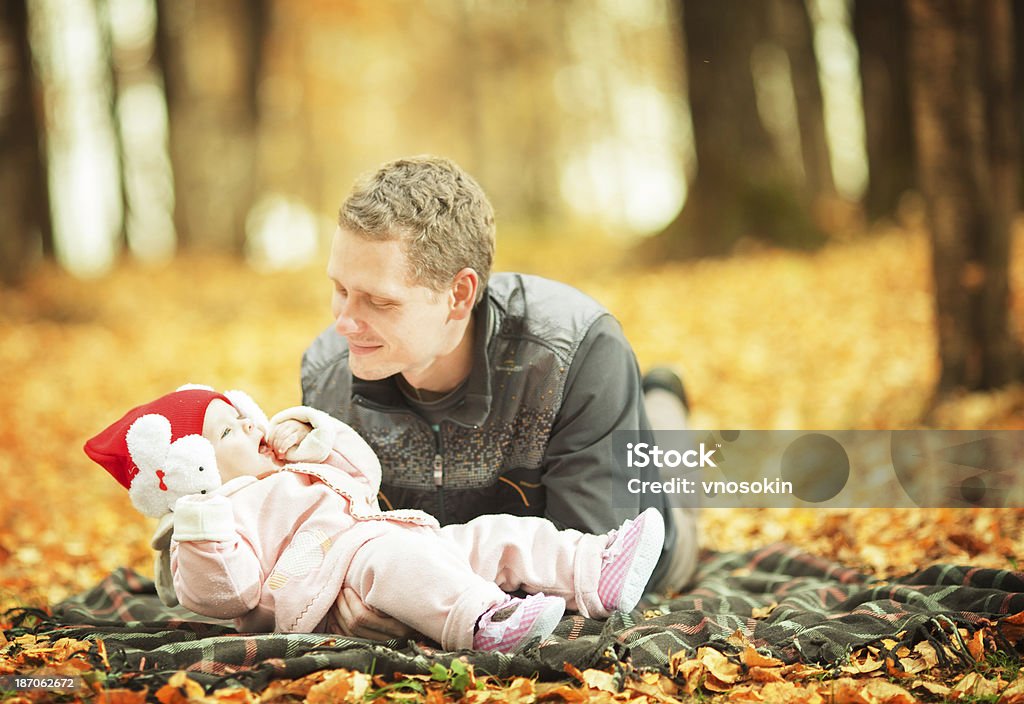 Père et fille dans le parc en automne - Photo de Activité libre de droits