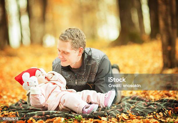 Photo libre de droit de Père Et Fille Dans Le Parc En Automne banque d'images et plus d'images libres de droit de Activité - Activité, Activité de loisirs, Adulte