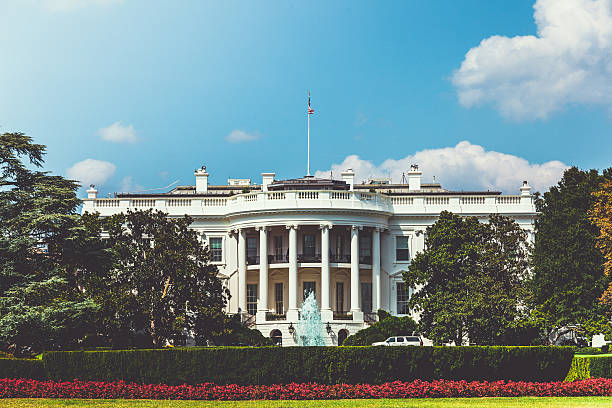 「white house in washington dc ,usa - washington dc day white house american flag ストックフォトと画像