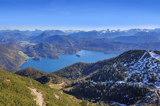 blick nach unten von mountain lake walchen hiuchigatake - walchensee lake stock-fotos und bilder