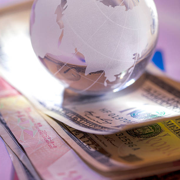 kristall-globus und geld - global finance currency earth macro stock-fotos und bilder