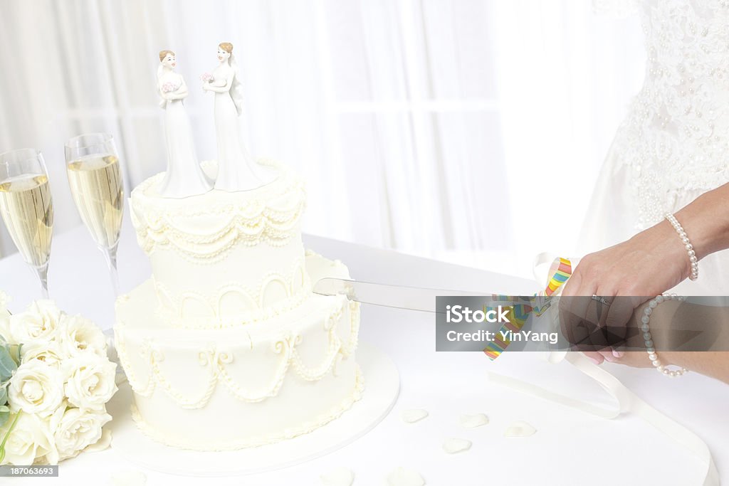 Lesbica stesso sesso matrimonio spose taglio Torta nuziale - Foto stock royalty-free di Torta nuziale