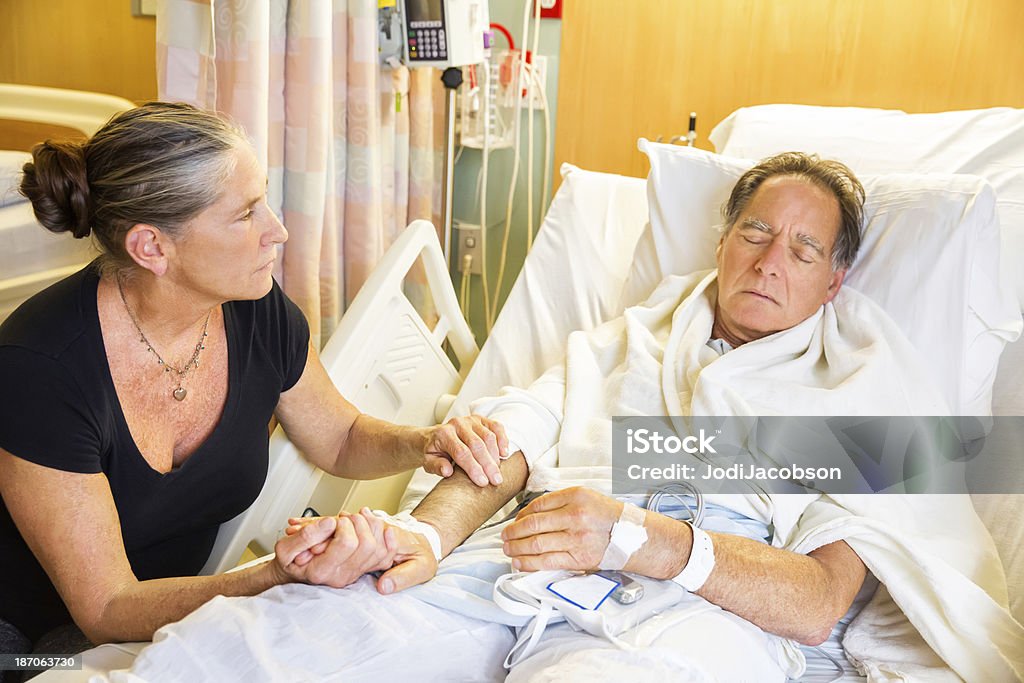 Mulher confortos o marido no hospital - Foto de stock de Adulto royalty-free