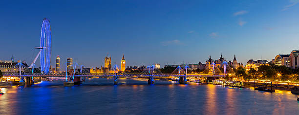 pont de hungerford panorama - tour victoria photos et images de collection