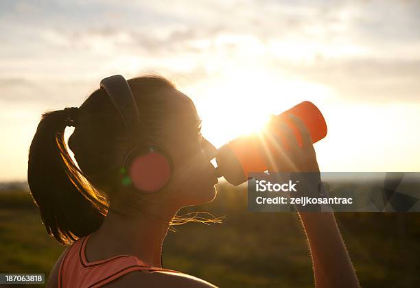 Женщина Питьевой Воды На Закате — стоковые фотографии и другие картинки Бутылка - Бутылка, Женщины, Пить