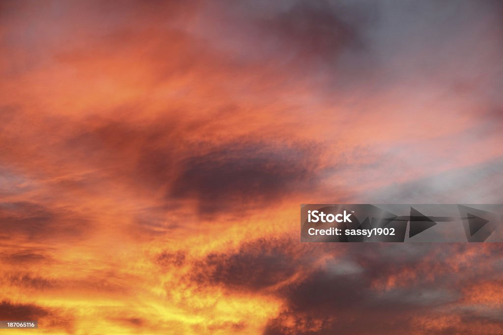 Выразительное небо закат - Стоковые фото Every cloud has a silver lining - английское выражение роялти-фри