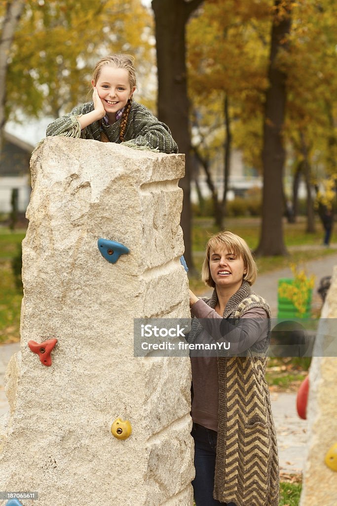 Mãe e filha brincando no parque - Foto de stock de 8-9 Anos royalty-free