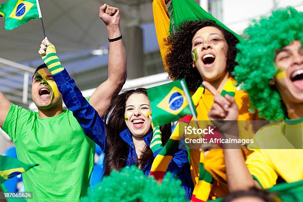 그룹에 대한 팬수 응원함 브라질 축구 경기 중에 가발에 대한 스톡 사진 및 기타 이미지 - 가발, 경쟁, 관중