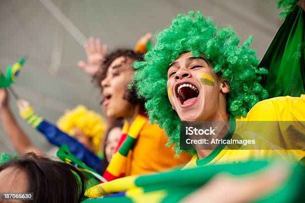 Verzückt Brasilianische Fan Sie Sich Ein Footballspiel Stockfoto und mehr Bilder von Fan