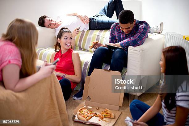 Teenager Freunden Abhängen Stockfoto und mehr Bilder von Pizza - Pizza, Universitätsstudent, Am Telefon
