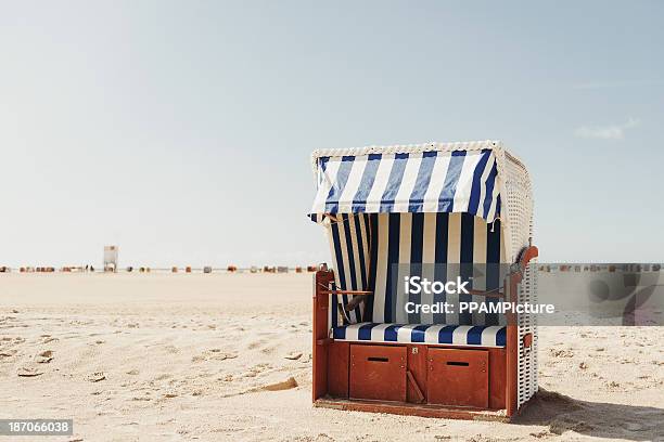 Strandstuhl Stockfoto und mehr Bilder von Strandkorb - Strandkorb, Blau, Breit