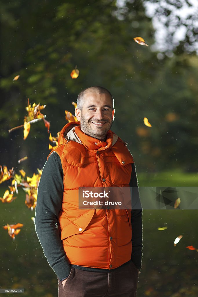 Lächelnder Mann ejoying ein Herbst - Lizenzfrei 30-34 Jahre Stock-Foto