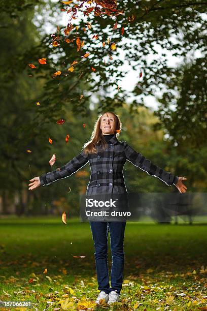 Jovem Mulher Ejoying Outono - Fotografias de stock e mais imagens de 25-29 Anos - 25-29 Anos, 30-34 Anos, 30-39 Anos