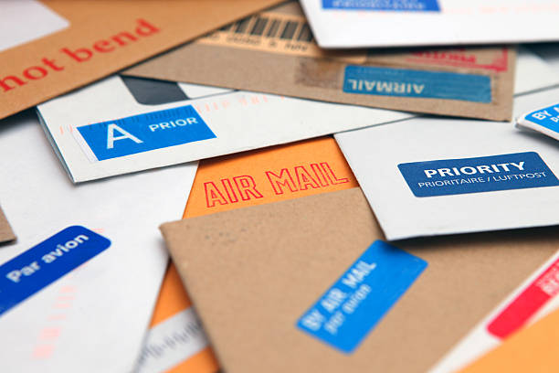 pilha de envelopes correio aéreo expressa com autocolantes e selos - air mail mail envelope blank imagens e fotografias de stock
