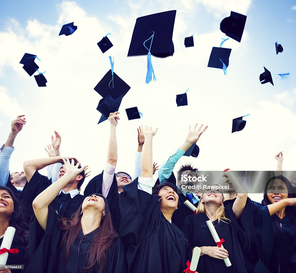 La remise des diplômes jettent casquettes dans l'Air - Photo de Remise de diplôme libre de droits