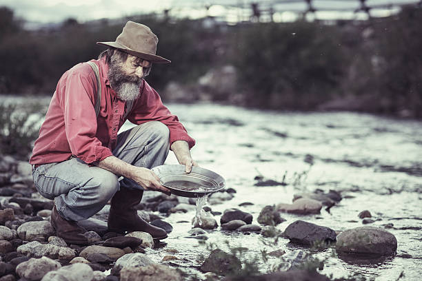 buscar pepitas de oro - panning fotografías e imágenes de stock