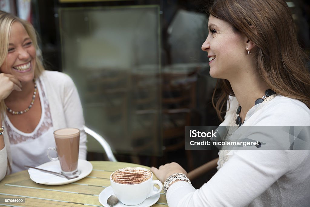 Amis ayant un café - Photo de Activité commerciale libre de droits