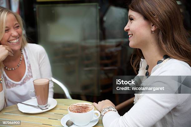 Photo libre de droit de Amis Ayant Un Café banque d'images et plus d'images libres de droit de Activité commerciale - Activité commerciale, Adulte, Affaires