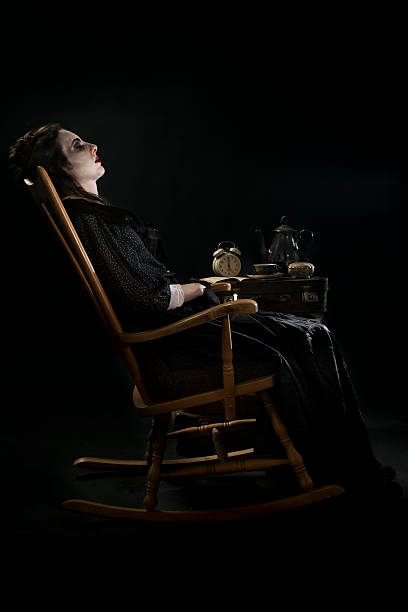 armatura da donna nella sedia a dondolo - victorian style women dress night foto e immagini stock