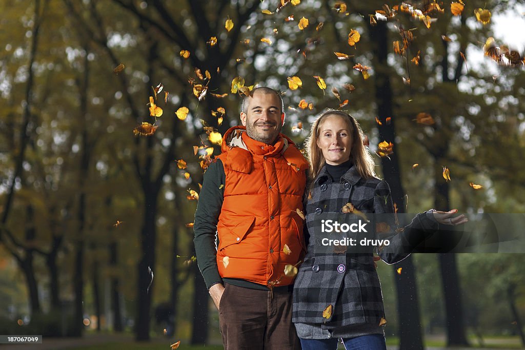 Casal jovem desfrutando de outono - Foto de stock de 25-30 Anos royalty-free