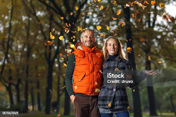 Foto de Casal Jovem Desfrutando De Outono e mais fotos de stock de 25-30 Anos - 25-30 Anos, 30 Anos, 30-34 Anos