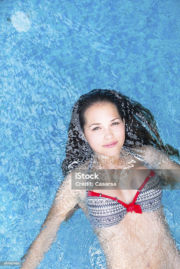 Bellissima giovane donna in una piscina della spa - Foto stock royalty-free di 16-17 anni