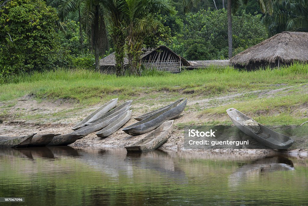 Pirogues (Долблёное точки зрения гигиены условия пагубно отражаются) на shoreline of Река Конго - Стоковые фото Река Конго роялти-фри