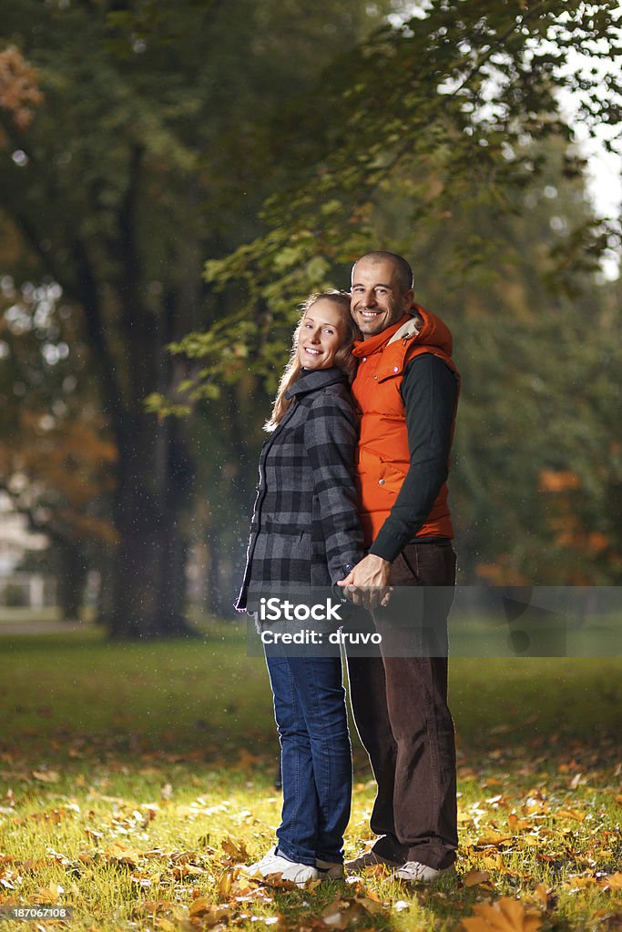 Joven pareja disfrutando de otoño - Foto de stock de 25-29 años libre de derechos