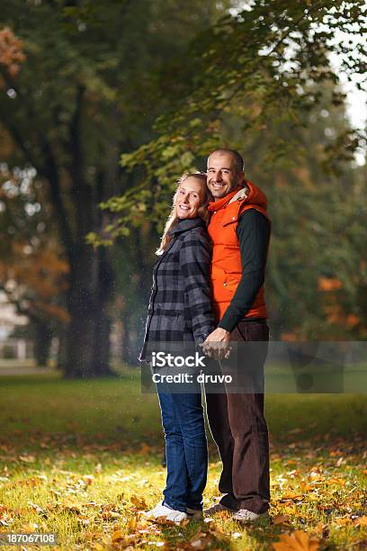 Joven Pareja Disfrutando De Otoño Foto de stock y más banco de imágenes de 25-29 años - 25-29 años, 30-34 años, 30-39 años