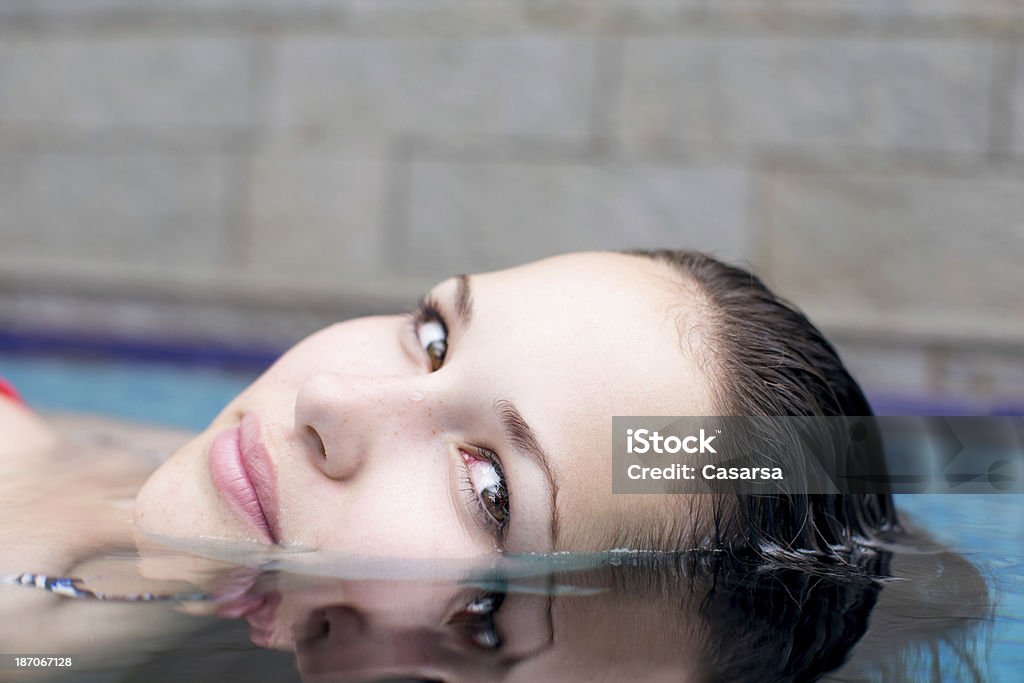 Bela jovem mulher em uma piscina do spa - Foto de stock de 16-17 Anos royalty-free