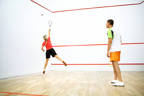 jeu de squash. - racketball racket ball court photos et images de collection