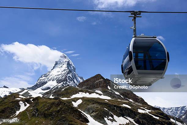 Cabo De Carros Crossing Em Frente O Matterhorn Na Suíça Xxxl - Fotografias de stock e mais imagens de Matterhorn
