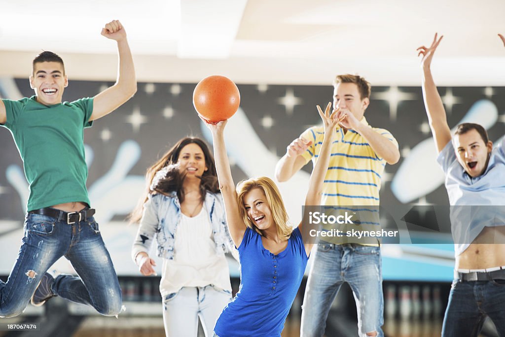 Eufórico bolos equipo con aumento de las manos. - Foto de stock de Bolos americanos - Deporte de equipo libre de derechos