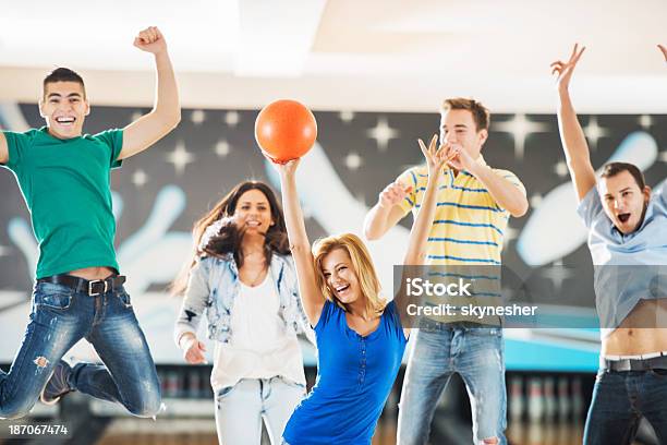 Eufórico Bolos Equipo Con Aumento De Las Manos Foto de stock y más banco de imágenes de Bolos americanos - Deporte de equipo - Bolos americanos - Deporte de equipo, Grupo de personas, Saltar - Actividad física