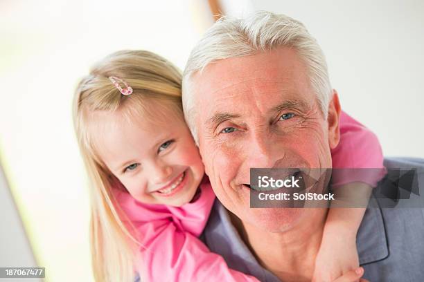 Abuelo Y Nieto Foto de stock y más banco de imágenes de 6-7 años - 6-7 años, 65-69 años, Abrazar