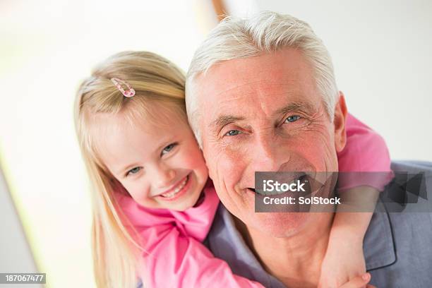 Avô E Neto - Fotografias de stock e mais imagens de 6-7 Anos - 6-7 Anos, 65-69 anos, Abraçar