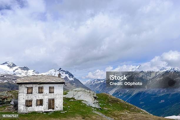 Foto de Old Abandonado Mountain Home Xxxl e mais fotos de stock de Abandonado - Abandonado, Alpes Peninos, Alpes europeus