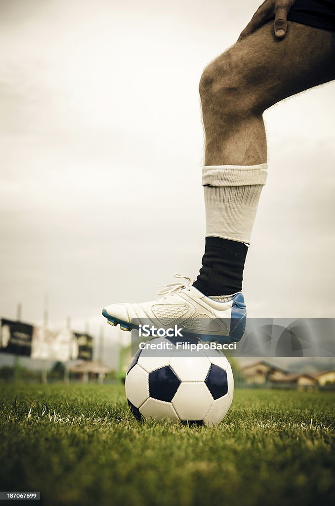 Jugador de fútbol con una pelota sobre pie - Foto de stock de Pelota de fútbol libre de derechos