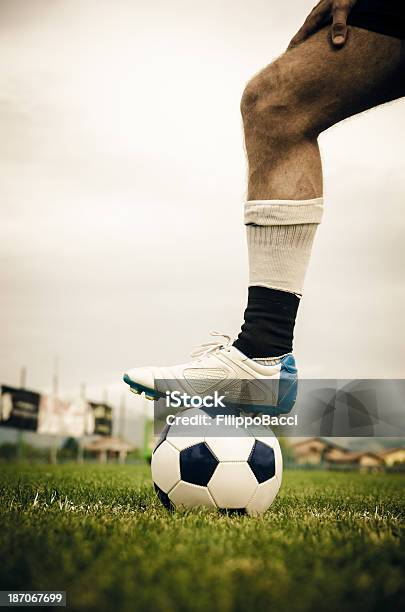 Jugador De Fútbol Con Una Pelota Sobre Pie Foto de stock y más banco de imágenes de Pelota de fútbol - Pelota de fútbol, Primer plano, Fútbol