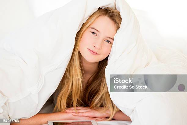 Chillen Im Bett Stockfoto und mehr Bilder von 16-17 Jahre - 16-17 Jahre, Attraktive Frau, Bett