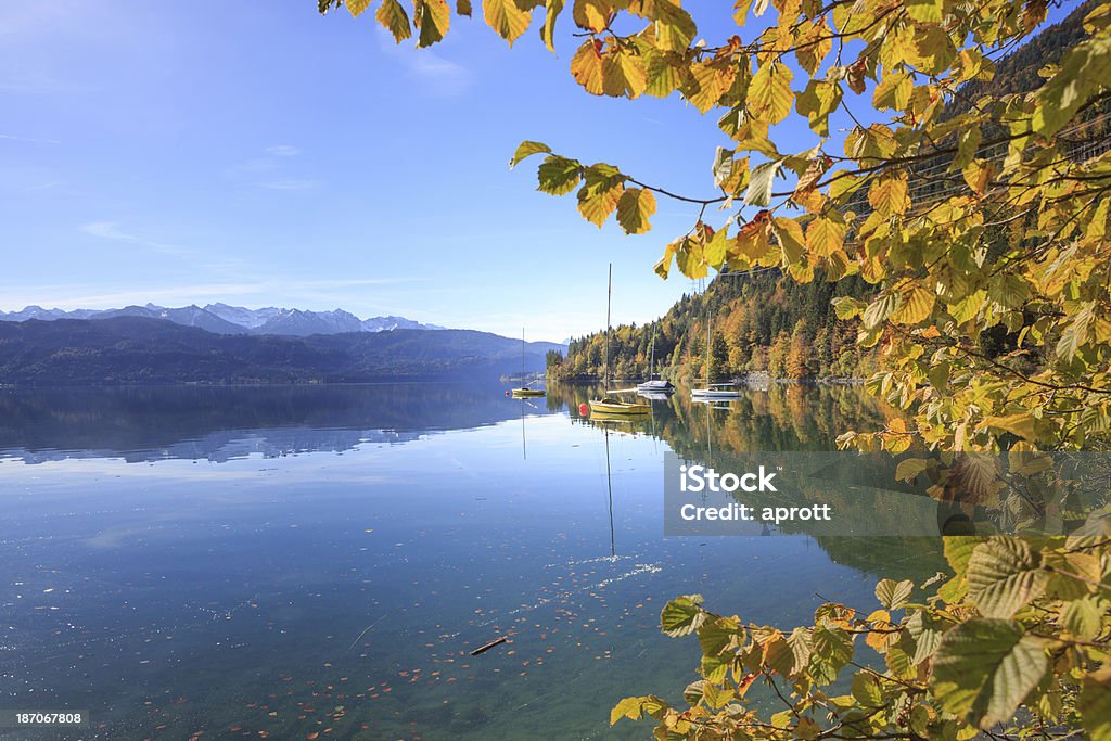 Barche a vela al Lago Walchensee Walchen () - Foto stock royalty-free di Alpi