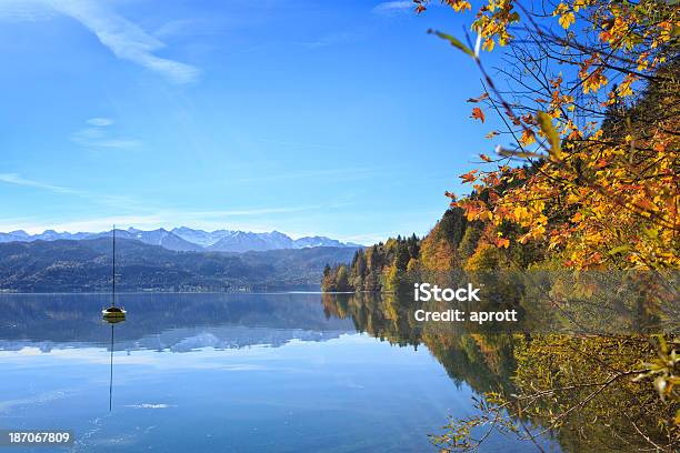 Photo libre de droit de Bateaux Au Lac De Walchensee Walchen banque d'images et plus d'images libres de droit de Allemagne - Allemagne, Alpes européennes, Automne