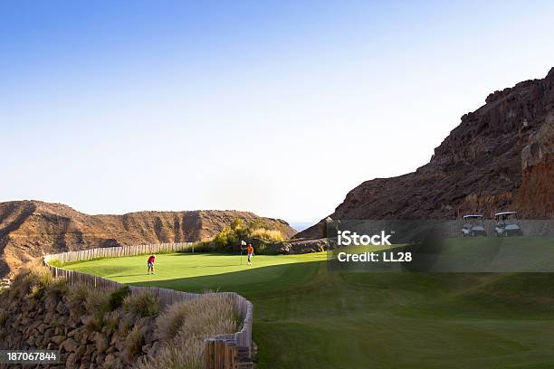 Uomini Anziani Giocano A Golf - Fotografie stock e altre immagini di Campo da golf - Campo da golf, Golf, Luce solare