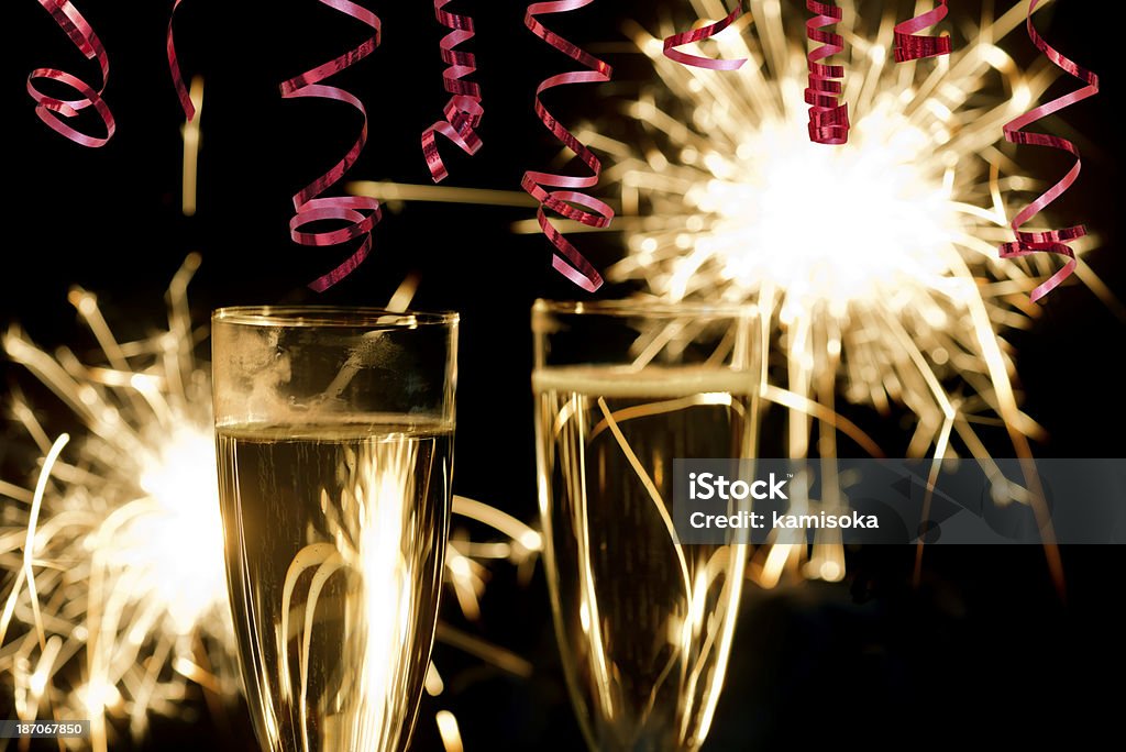 Verres de Champagne en face de feux d'artifice au nouvel an 2016 - Photo de 2014 libre de droits
